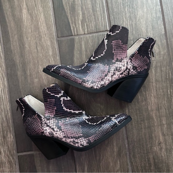 Vince Camuto Gigietta Leather Booties in Snakeskin Sz 8 - Picture 8 of 11